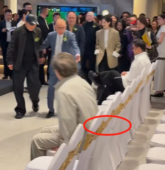 三里屯电影城合影暴露咖位,成龙冯小刚靠边站,c位无人敢争!