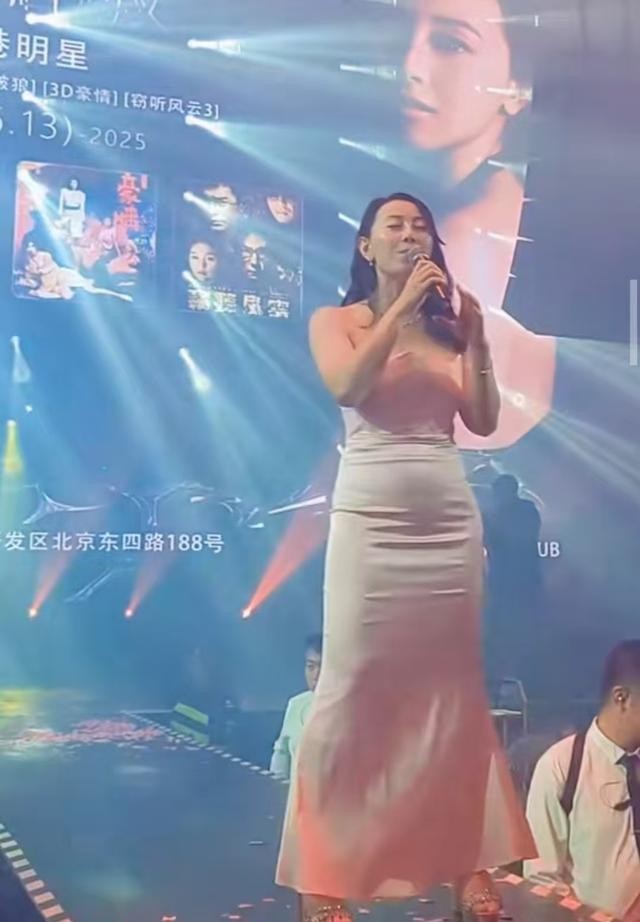 身材走样?TVB前女星内地登台被指肚腩明显,因移英失败回流香港