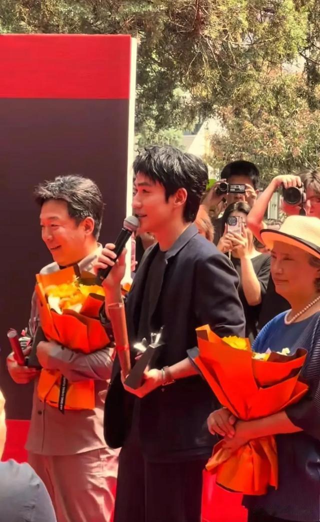 黄渤、朱一龙现身北影领奖，朱一龙看到恩师，赶忙小跑上前问候