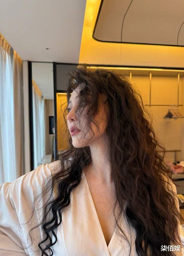 张馨予庆结婚7周年,一早飞广东与何捷团聚,腿好细看着也就90斤