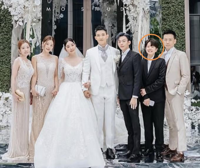 50岁名媛许路儿晒女友合照，她靠着她的肩笑得甜，女友也是冻龄脸