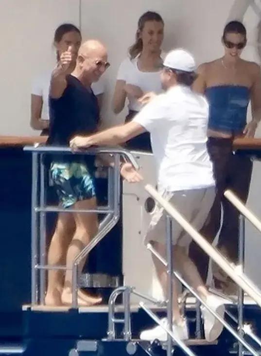 前首富贝索斯老婆嫁豪门半年能量爆棚！手拎黄金爱马仕全球度蜜月