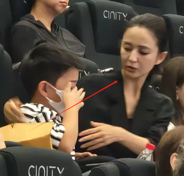 南京照相馆路演,佟丽娅脸凹瘦脱相,宋茜老婆嘴抢镜,高叶脸好油