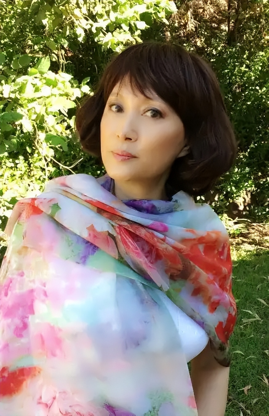 她曾是挂历女神，事业巅峰期选择退圈，如今63岁搭档童谣再度翻红