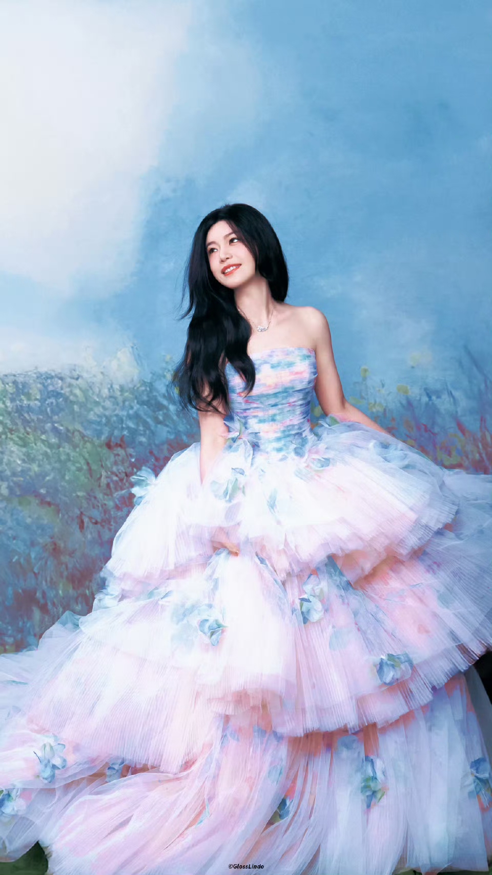 陈妍希带小狗出席红毯，一袭裸粉色蝴蝶刺绣蛋糕裙，好美好可爱呀