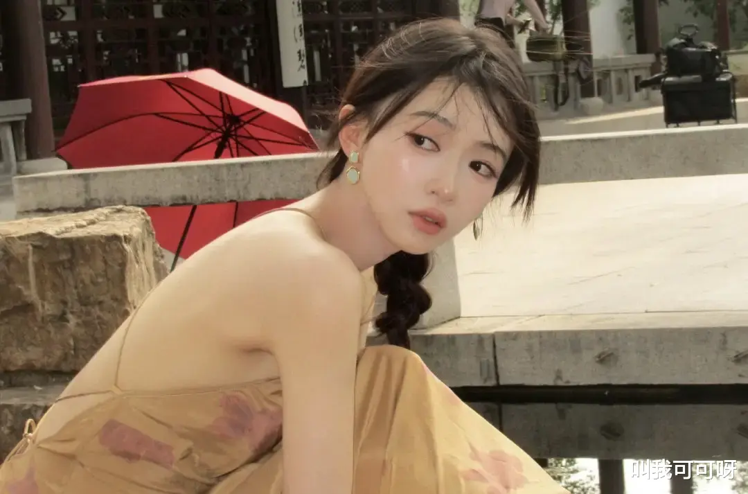 吴谨言新中式绑带露背裙，古典与现代的绝美碰撞！