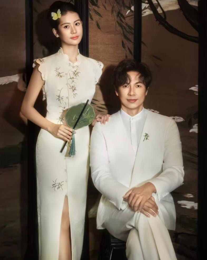 翁虹女儿中秋晒全家福，母女穿旗袍美翻了，17岁水晶美貌身材超绝