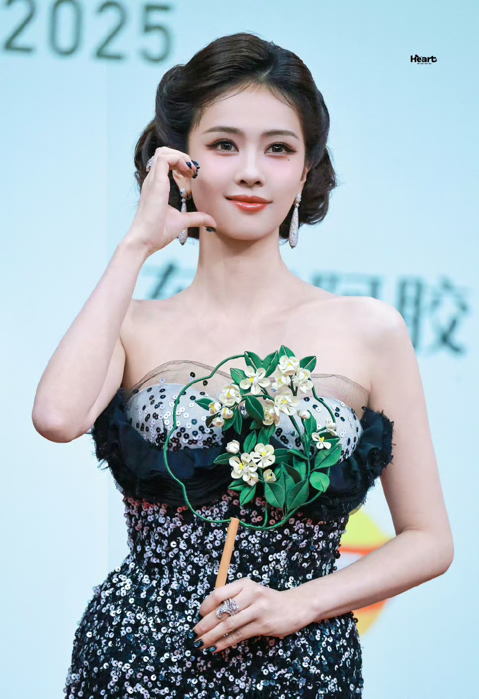 白鹿出席星光大赏活动，一晚上三套造型，都好美呀星光闪闪！