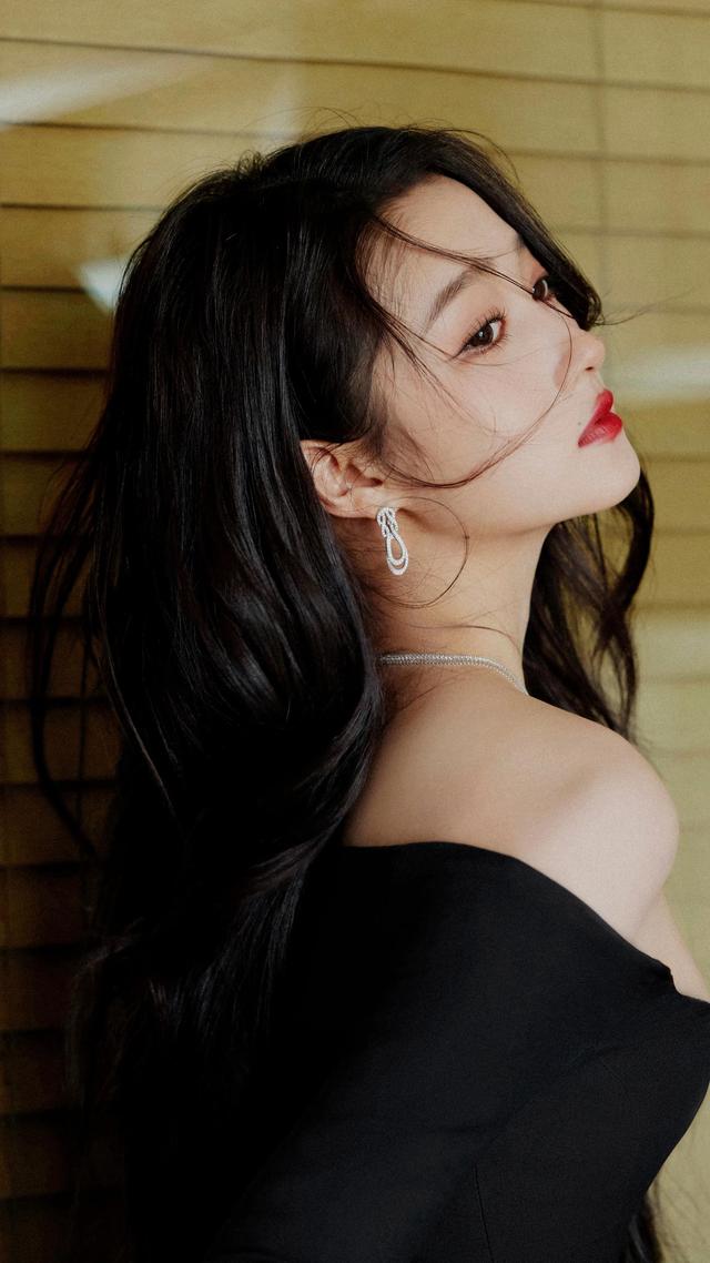 美女系列壁纸第5035期—关晓彤