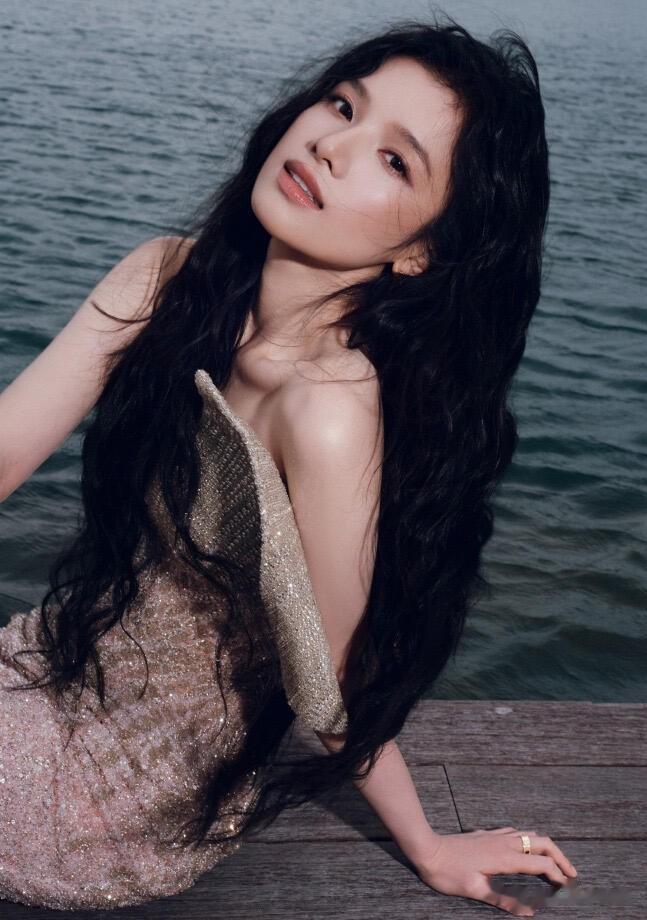 张婧仪ELLE风尚大典红毯活动，一袭玫瑰渐变色亮片长裙，美到犯规