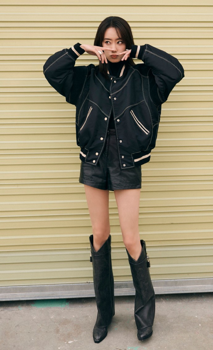 女演员张小斐穿热裤配长靴在镜头大秀长腿,又酷又美