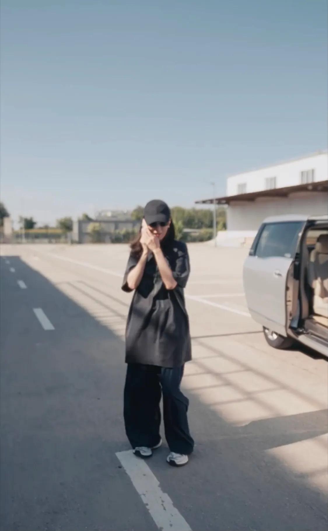 刘亦菲爱吃肉,杨幂穿睡衣上班,迪丽热巴又捂上了,宋佳私服帅气