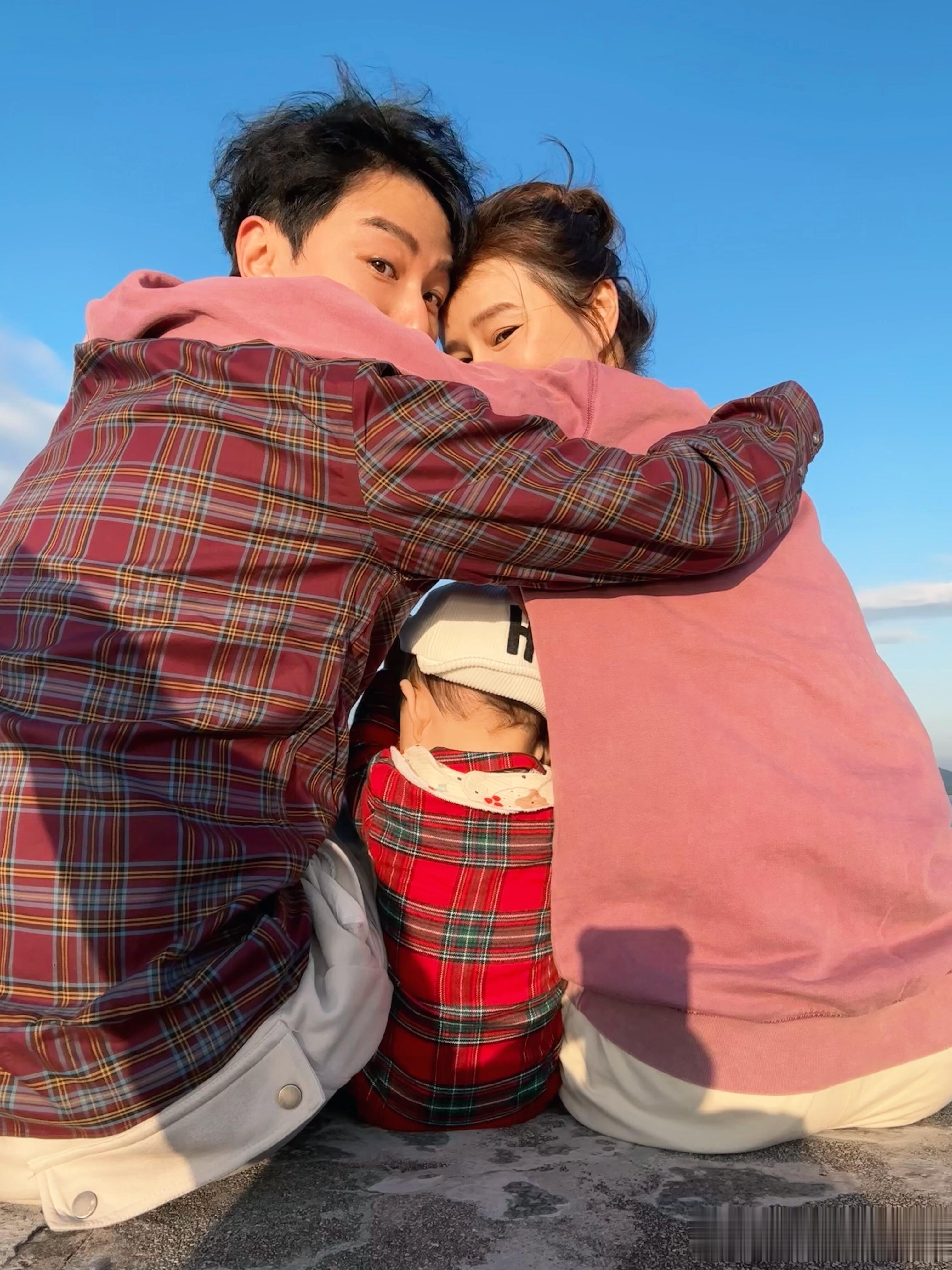 萧正楠 黄翠如发文告别2025,萧哈哈只看妈妈 一家三口同框幸福温馨