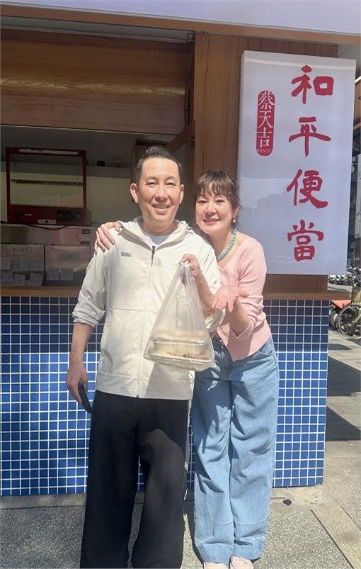 57岁屈中恒和Vicky租房住，4个女儿挤一屋，夫妻开便当店赚生活费