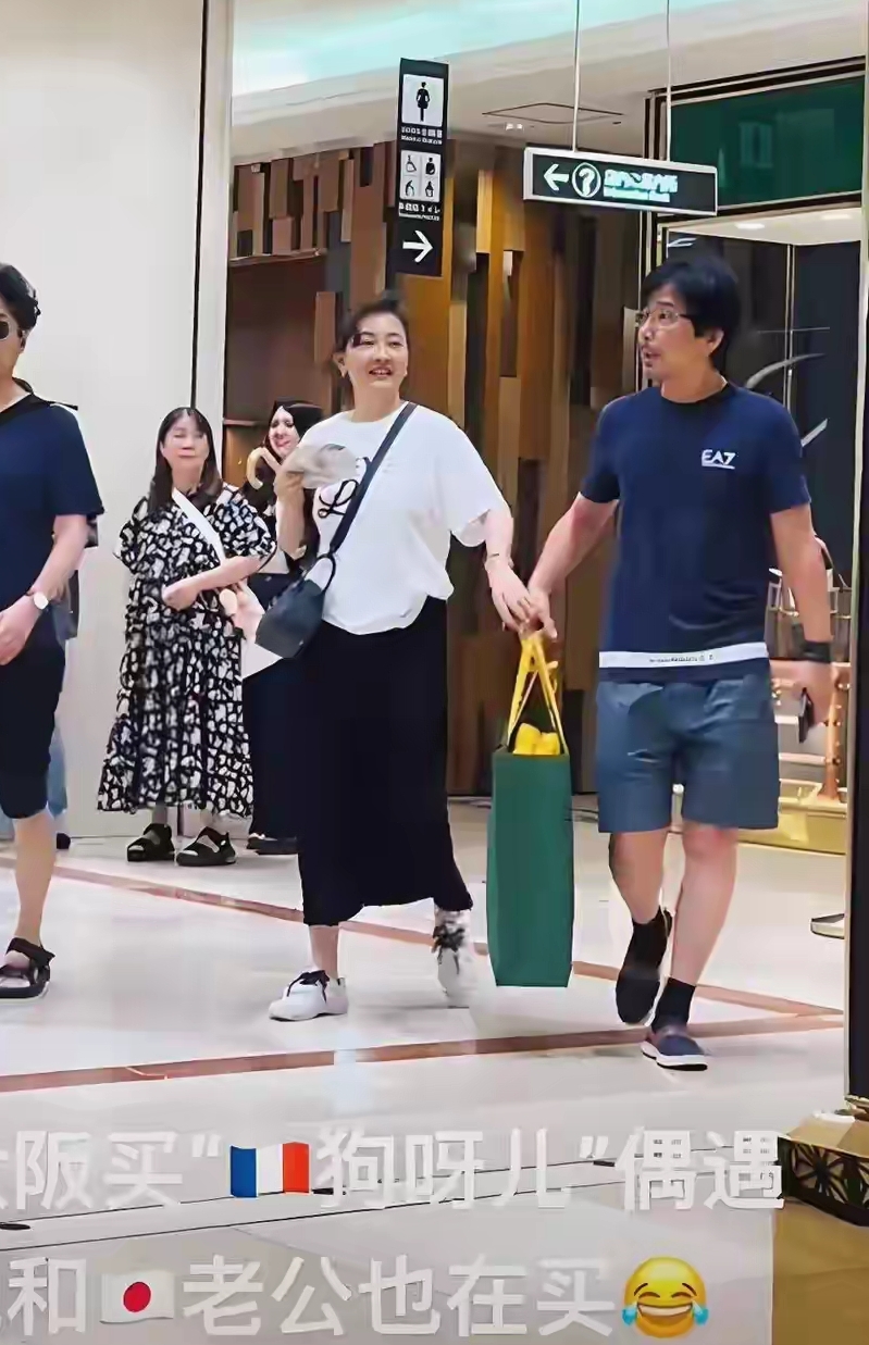 53岁牛莉近照,穿四万大衣身材火辣如30岁 富商老公给她花钱不手软