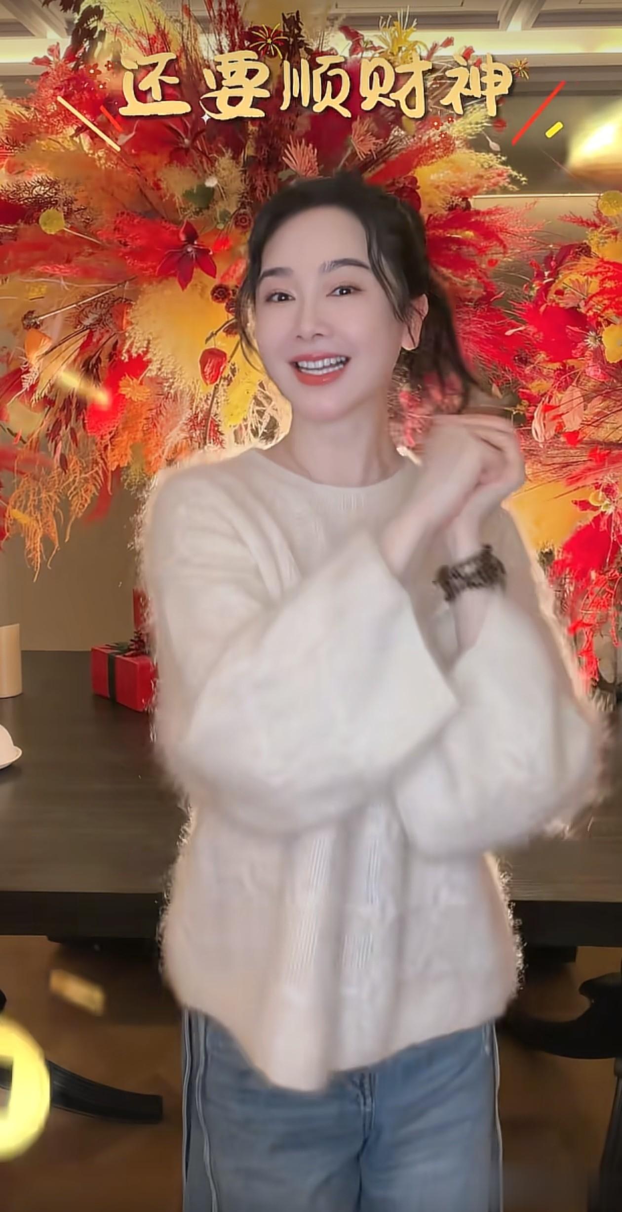 48岁左小青新年穿搭:毛衣+牛仔裤,减龄又高级,嫩得像小姑娘