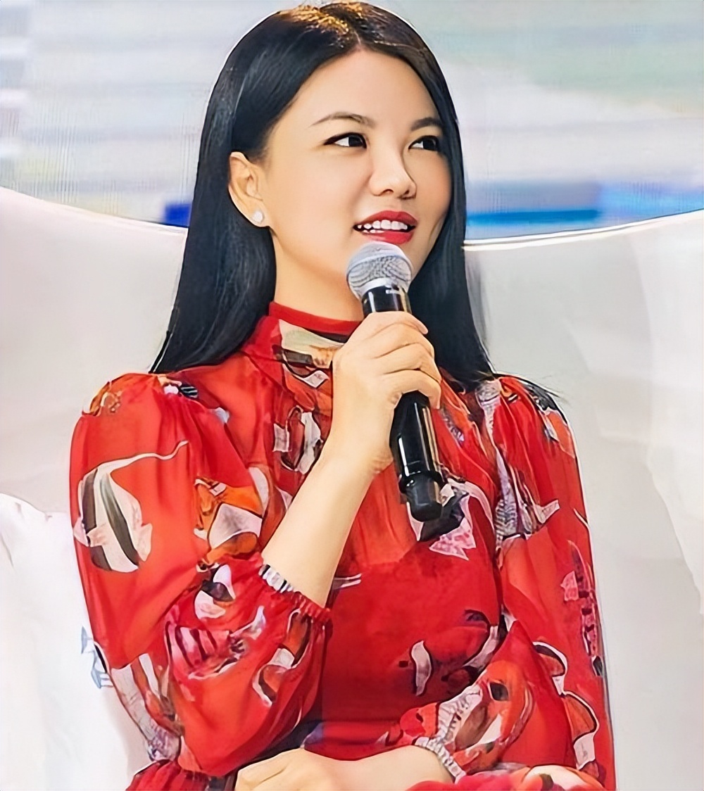 李湘破防了！机场遭粉丝贴脸开大，全程黑脸，连夜晒美照硬刚网友