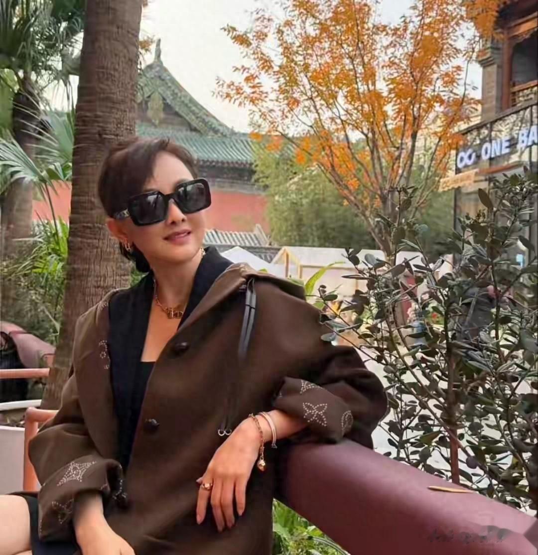 53岁活成30岁模样,牛莉穿4万大衣秀火辣身材,老公宠妻无上限