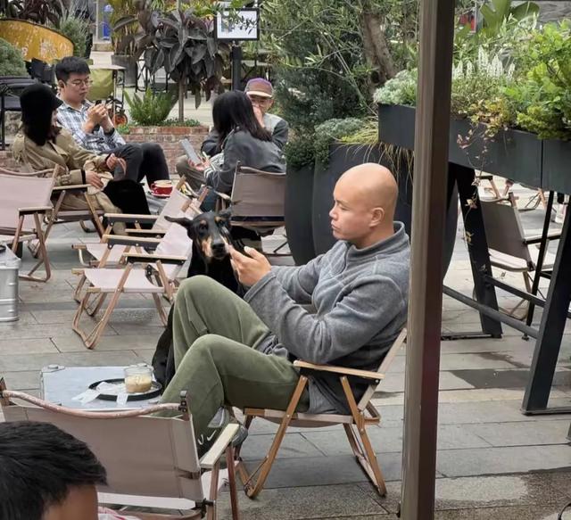 50岁乐嘉近况曝光！在云南定居，带大型杜宾犬出门不牵绳惹争议