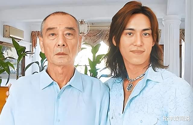 47岁陈楚河与“青堂堂主”聚会！留长发喝2000元洋酒，动作好调皮