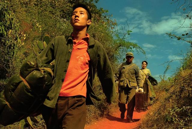 饭喂到嘴里都不会吃,离开“金主弟弟”后,站着挣钱的姜文亏惨了