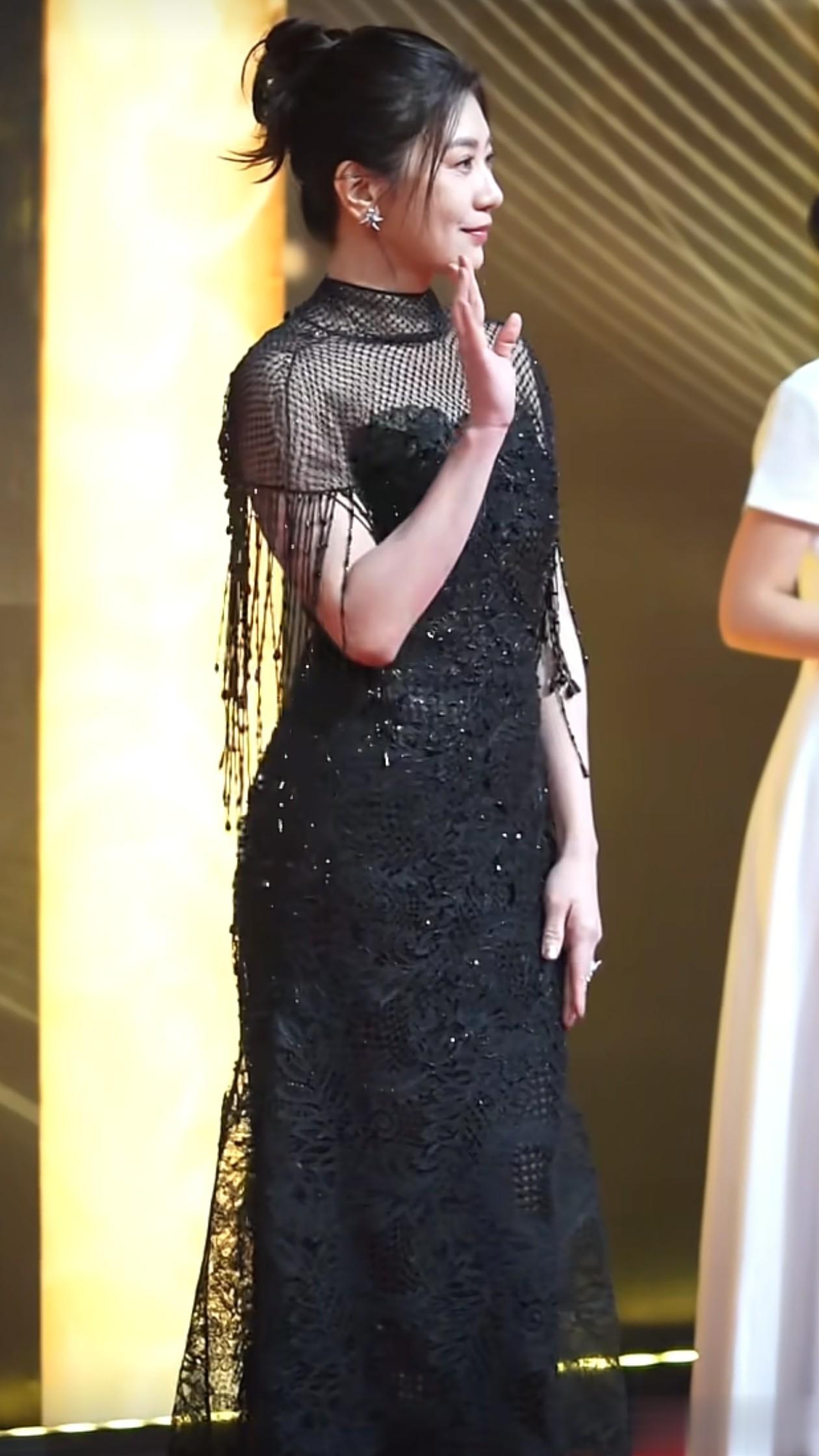 51岁贾静雯红毯穿搭:丸子头+黑色露背裙,减龄高级,颜值真抗打