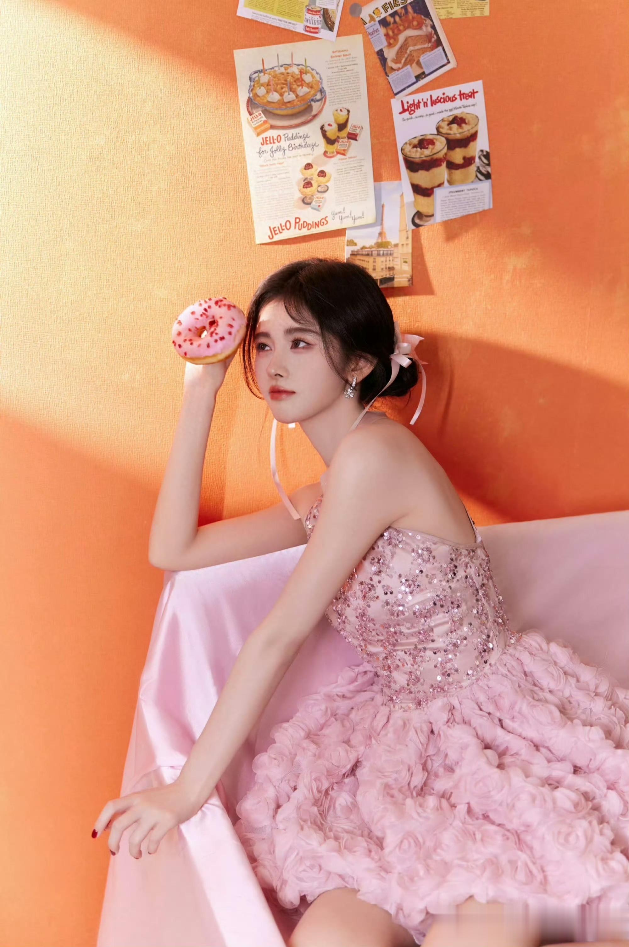 鞠婧祎粉色亮片花裙大片：甜甜圈加持，甜度满分的复古少女风！