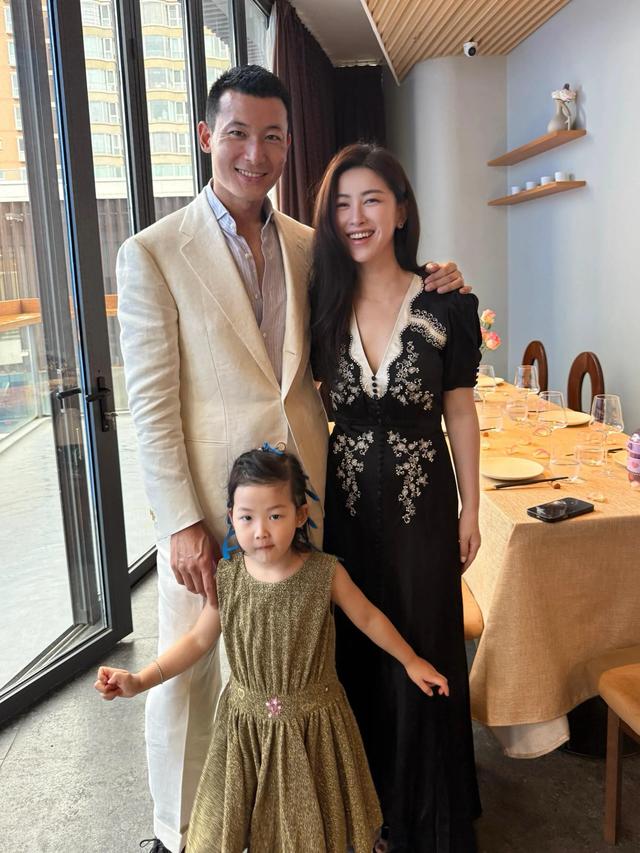 41岁朱珠晒全家福庆生，一家三口盛装出席生日宴，刘亦菲也有参加