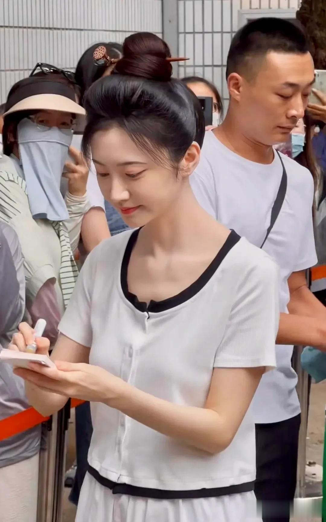 景甜好像也37岁了，不过身材保持得挺不错，就是有点瘦了！