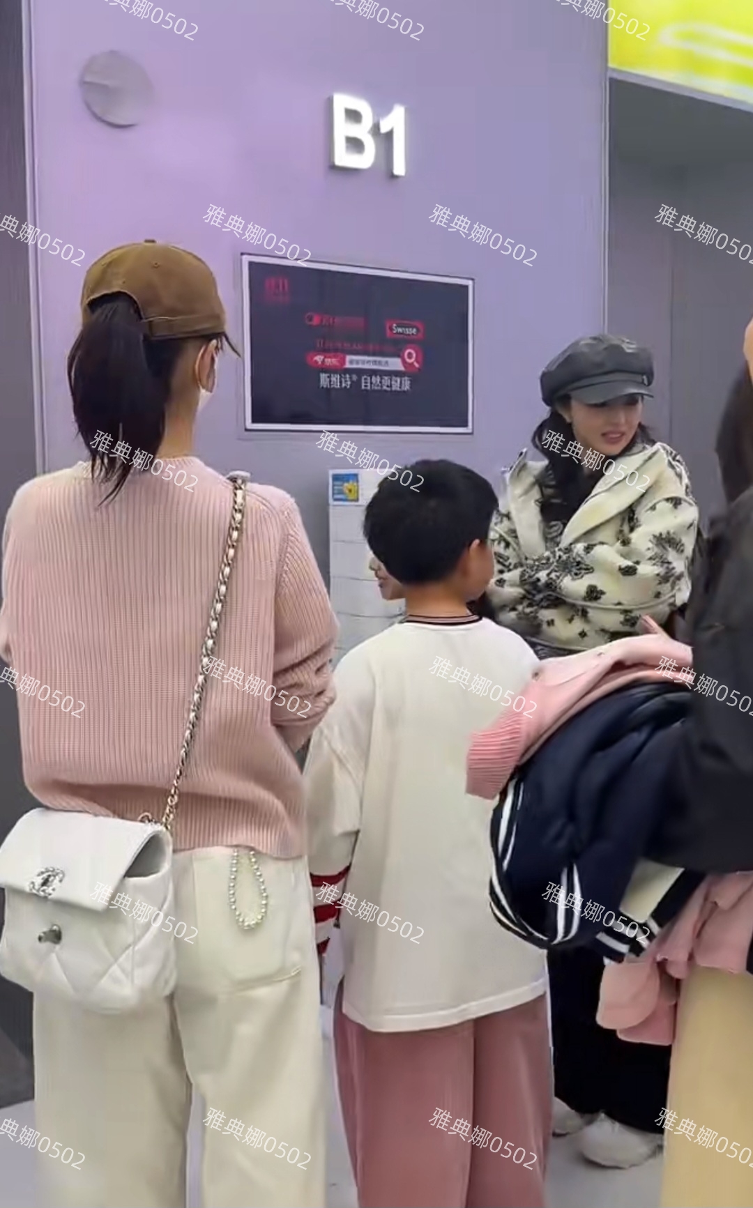 北京朝阳合生汇偶遇董璇和佟丽娅，分别带着女儿小酒窝和儿子朵朵