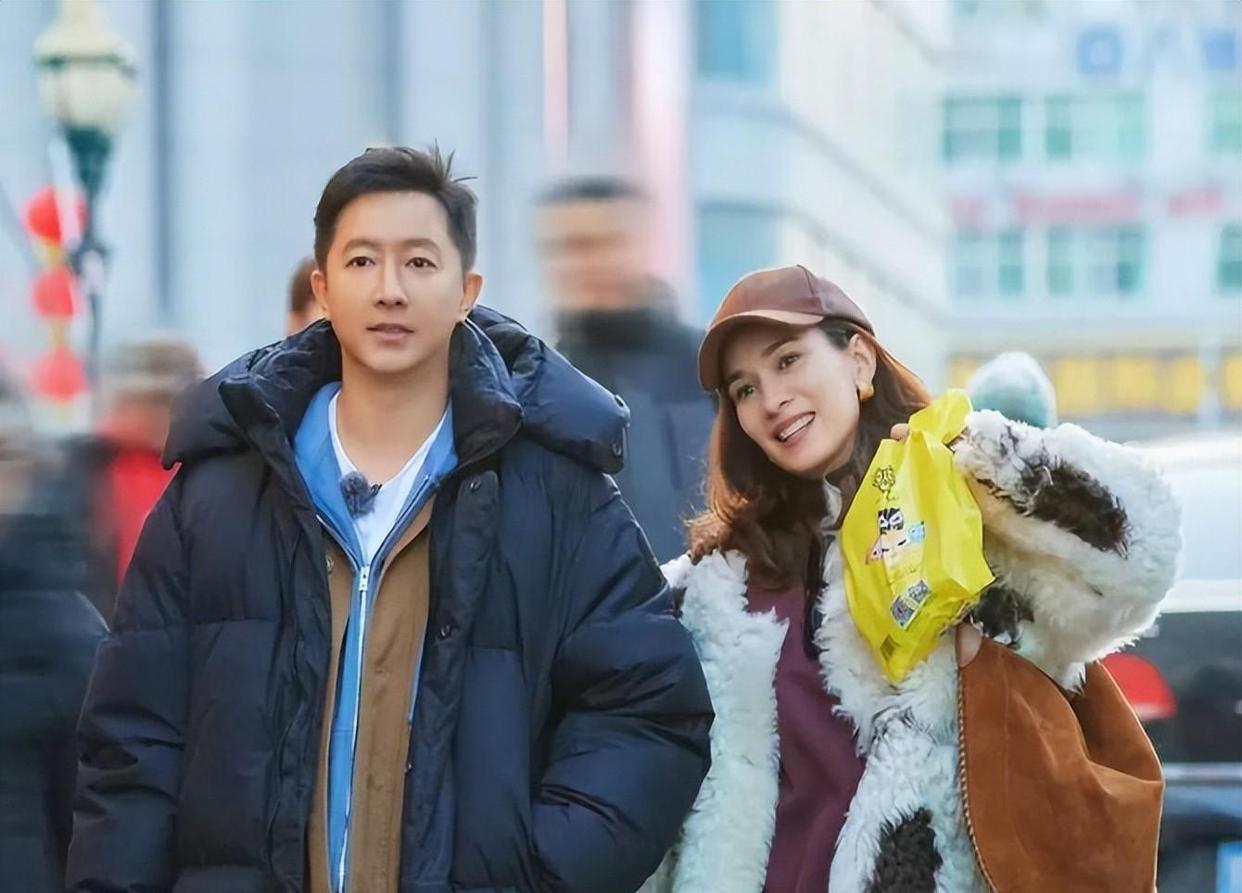 卢靖姗二胎产后首晒美照！腚大腰圆身材丰腴，穿毛衣裙大秀S曲线