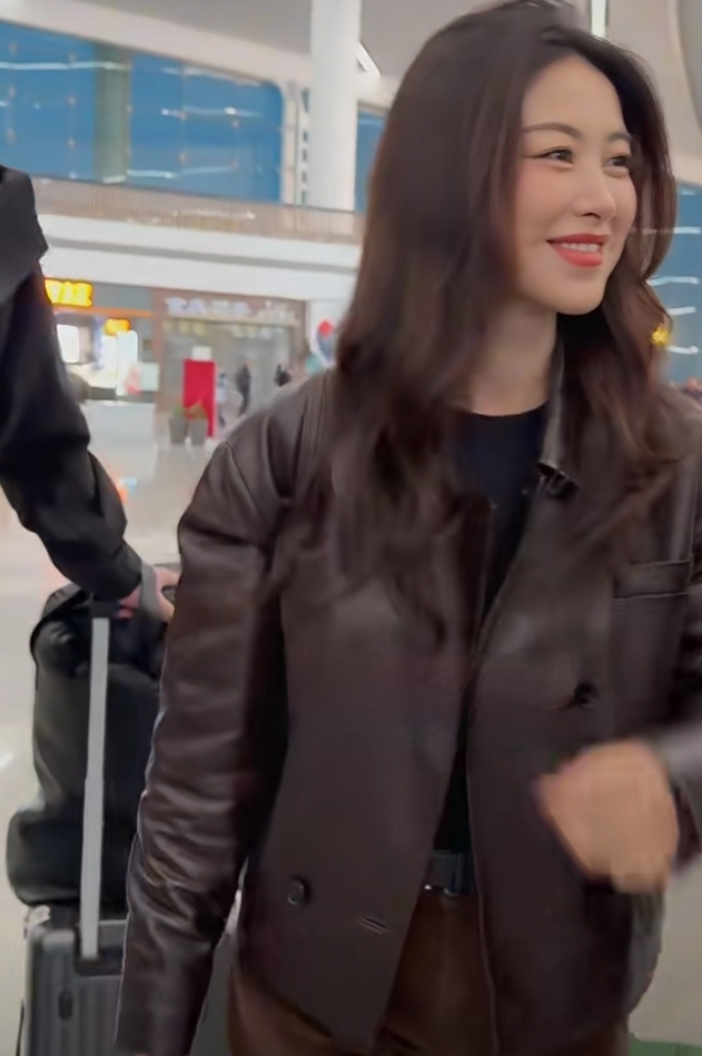 朱珠重庆机场出发，棕皮夹克搭长裤，波浪长发又飒又美