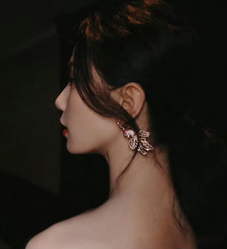 刘诗诗黑裙珠宝点缀，戛纳海景衬优雅，尽显大气女神范