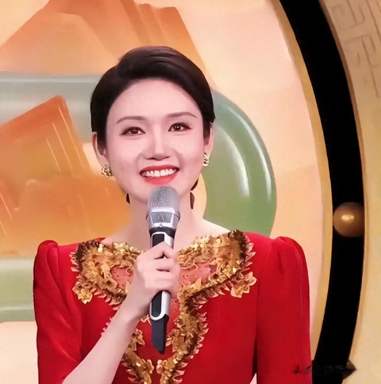 央视主持人龙洋,春晚眼神引发全网猜测,真相出人意料。