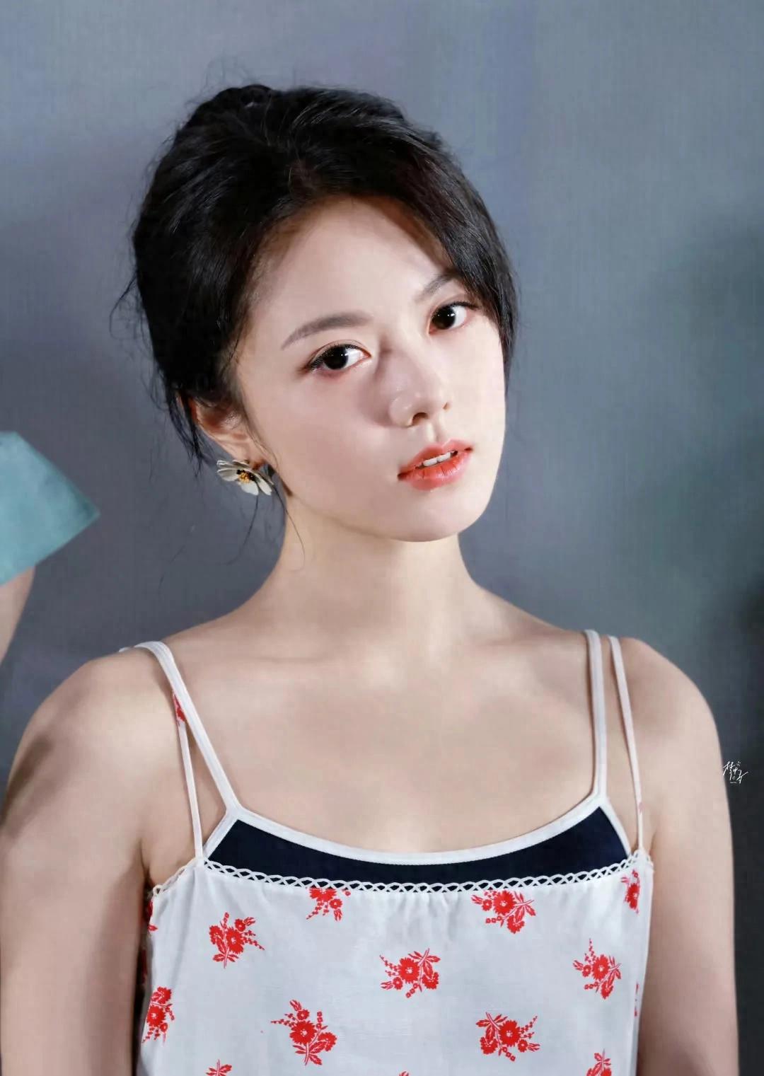 赵今麦与“微博追剧团”互动,碎花吊带裙叠穿配盘发,美出新高度