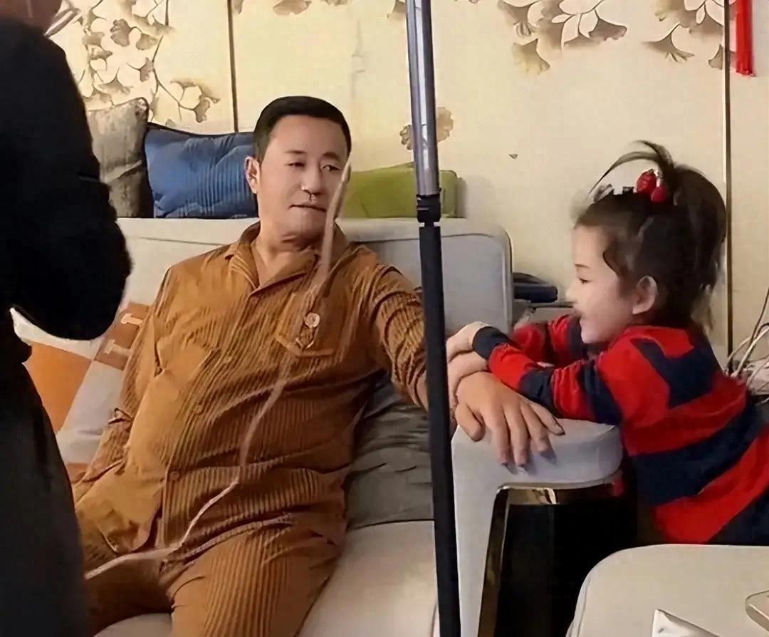 61岁王长贵现状曝光，住300平豪宅在家打吊瓶，每月领4815退休金