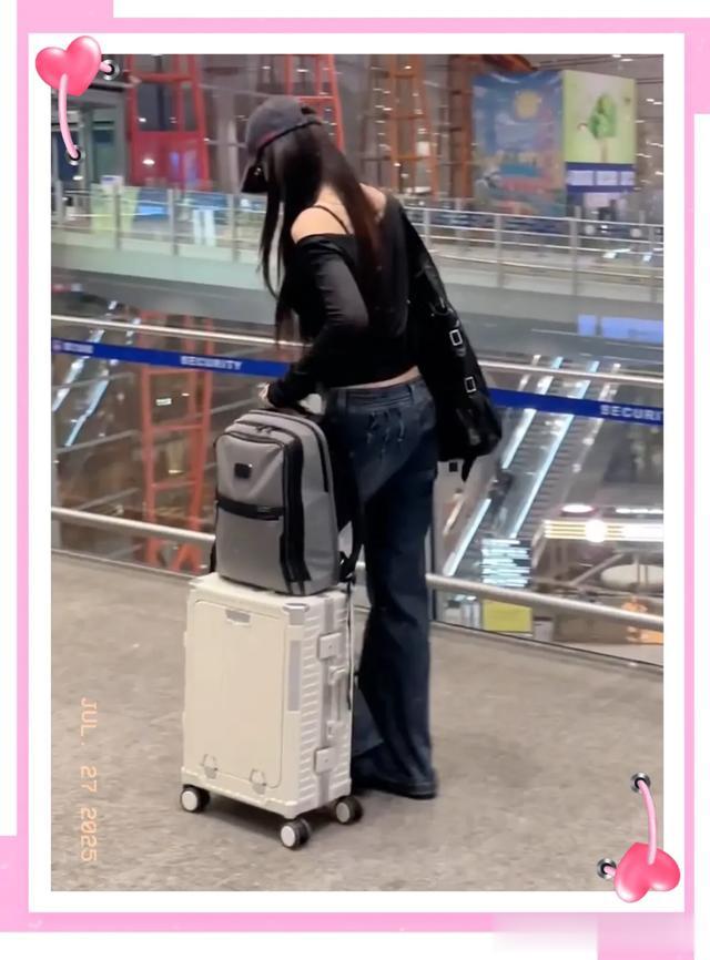 汪峰带四个孩子回京，小苹果漂亮，醒醒自信，二女儿罕见露脸！