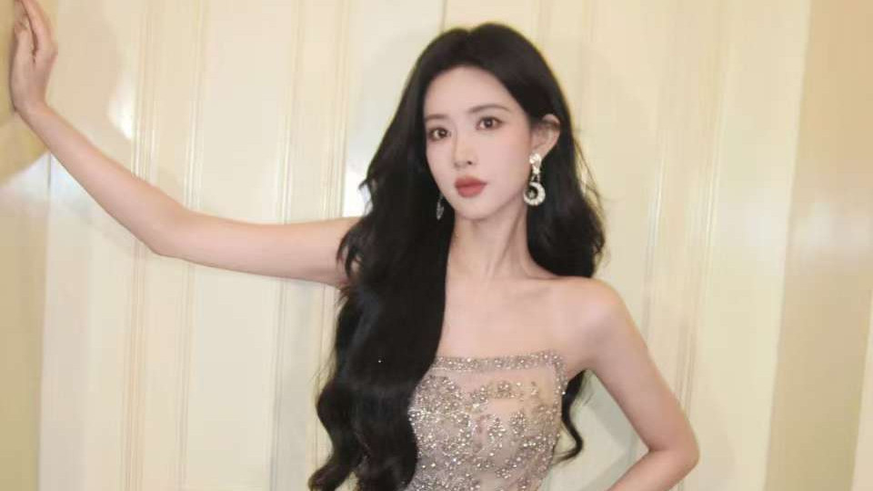 【倚墙而立，每一帧都是高级感定格】——孟子义