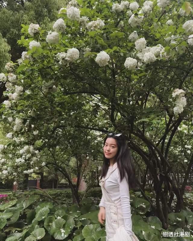 香港知名星二代晒照公开恋情！懒理爸爸与生母矛盾，与继母更亲近