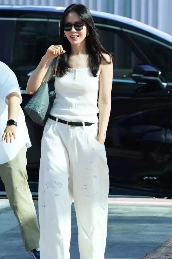 孙艺珍前往威尼斯电影节 一身白色状态直接封神 女神笑起来最动人