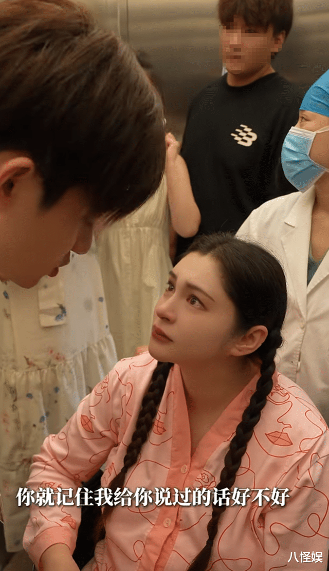 李心艾官宣生女,婆婆看着也就40出头巨年轻,帮扎头发按摩好温柔