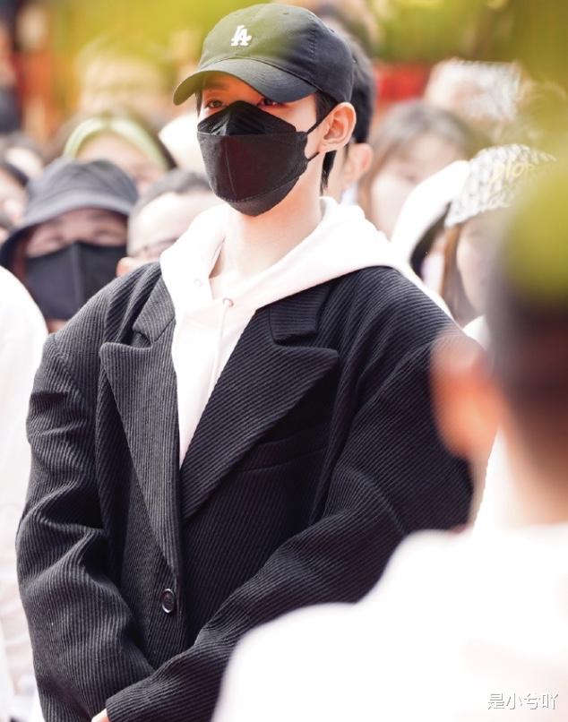 邓为现身《风月不相关》开机现场，女主未现身被痛批“不敬业”