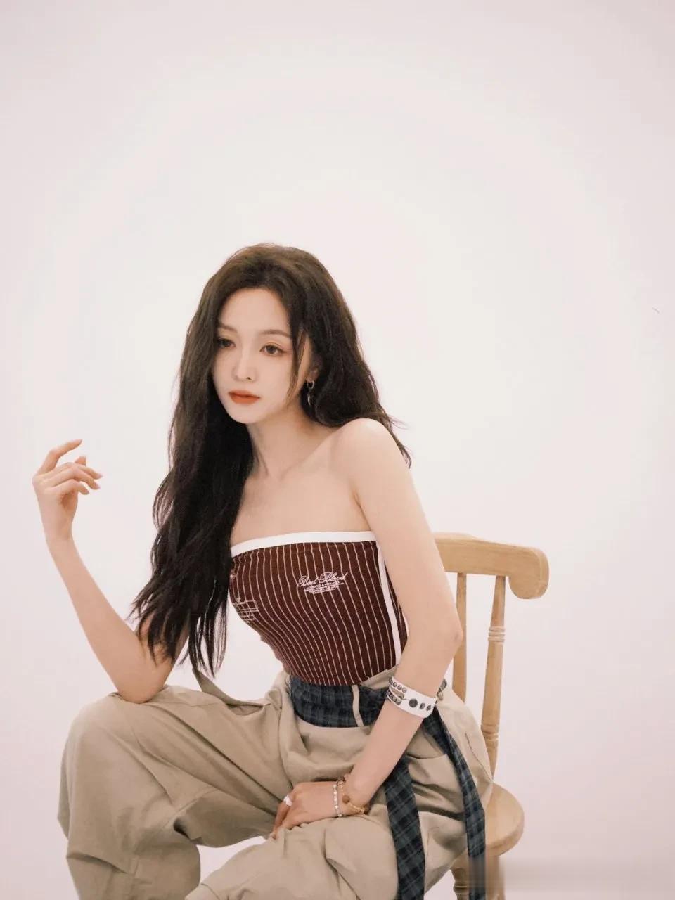 吴宣仪:长发+抹胸,美到开挂?