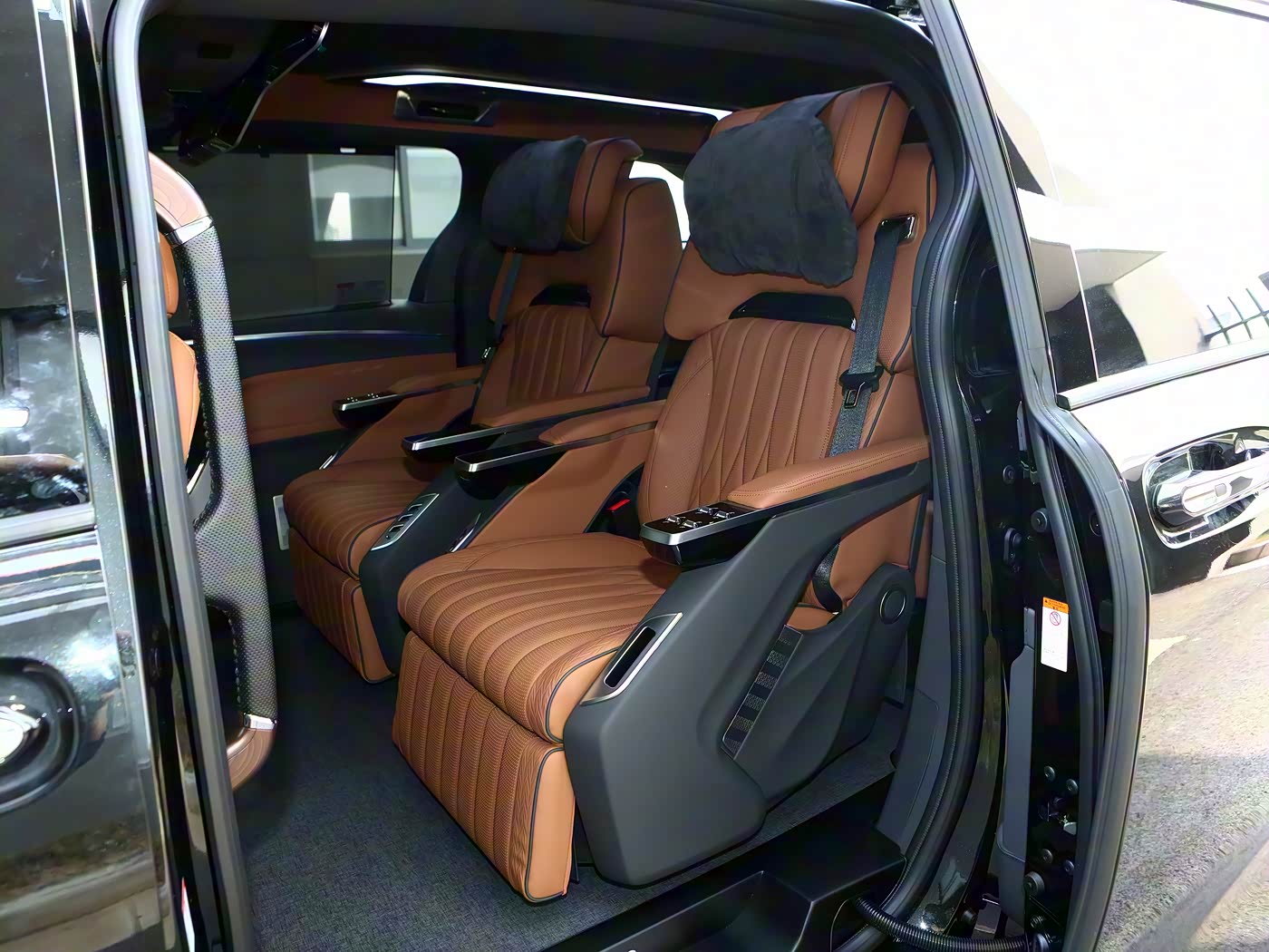 丰田亲民版“埃尔法”不足37万起！配豪华航空座椅，搭载2.5L混动