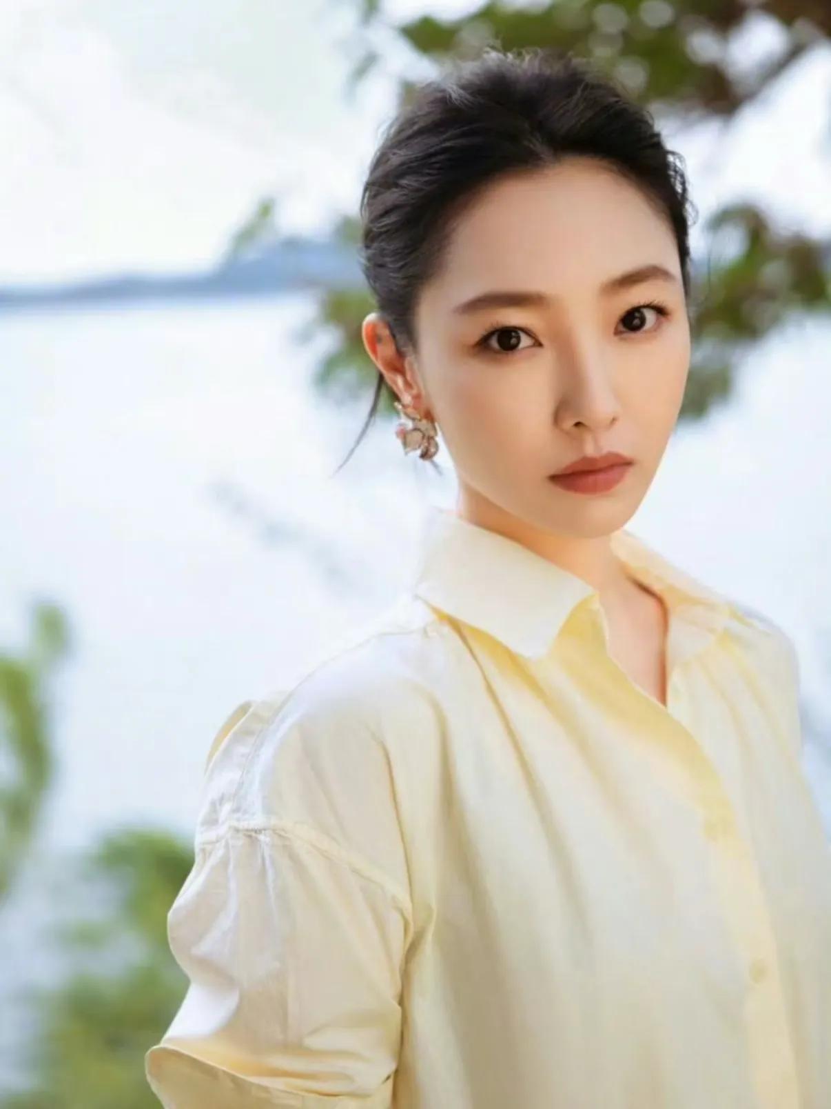 白百何带俩儿子回国，17岁大儿子罕见露面，身高180，模样像爸爸