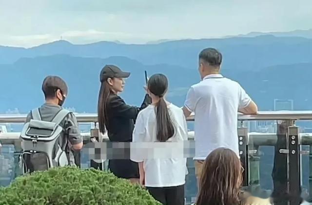 台媒吐槽具俊晔不识相，赖在豪宅里，和继女小玥儿同住，不合适！