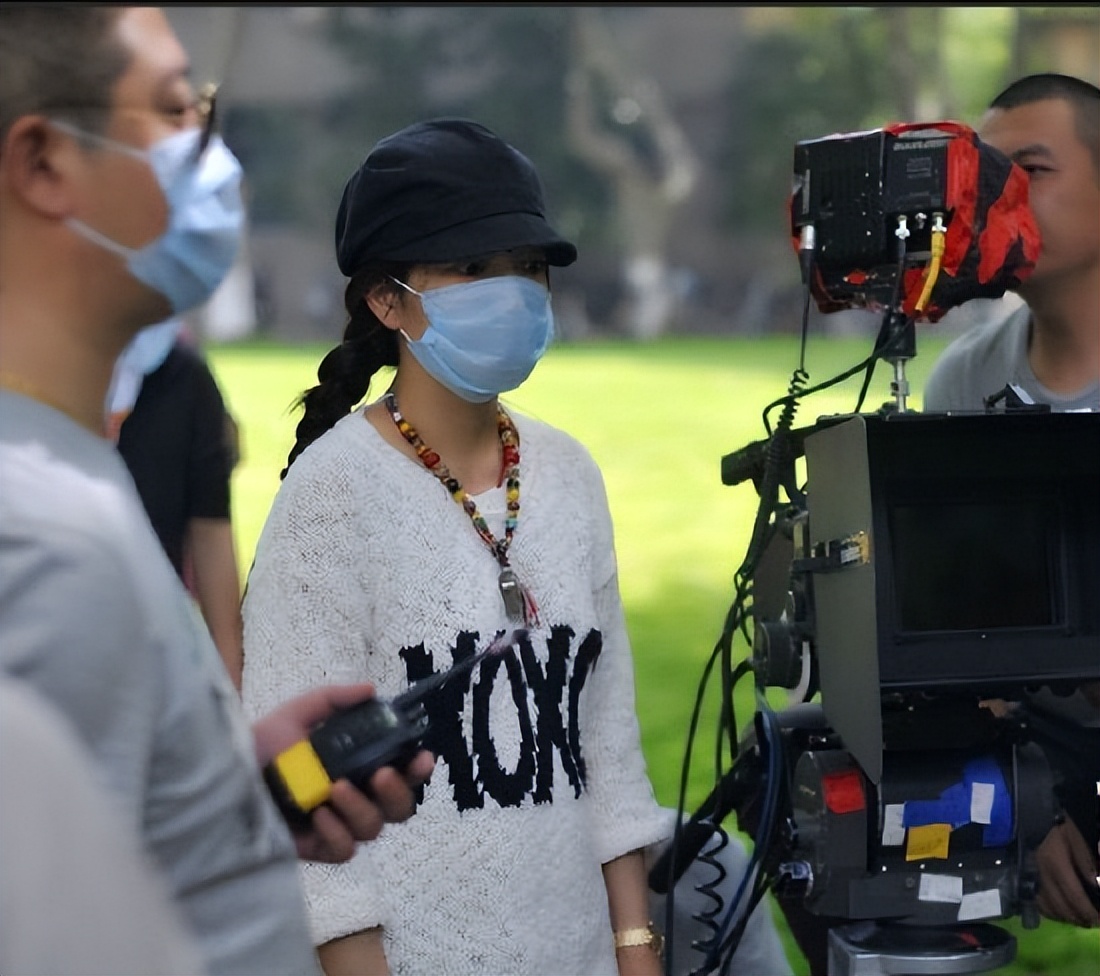 时隔30天，赵薇又有新动静，做头发、晒自拍，现状应了崔永元的话