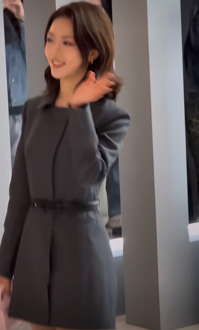 赵今麦亮相SKP日默瓦活动，灰色收腰套装显干练，甜笑气质超绝