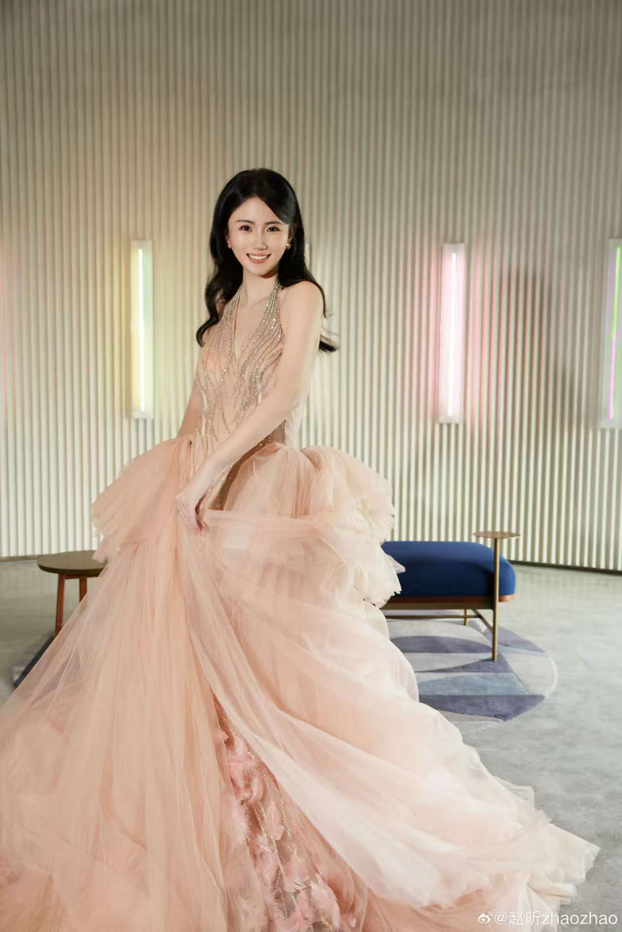 【粉纱羽裙,每一帧都是极致的优雅】——赵昕