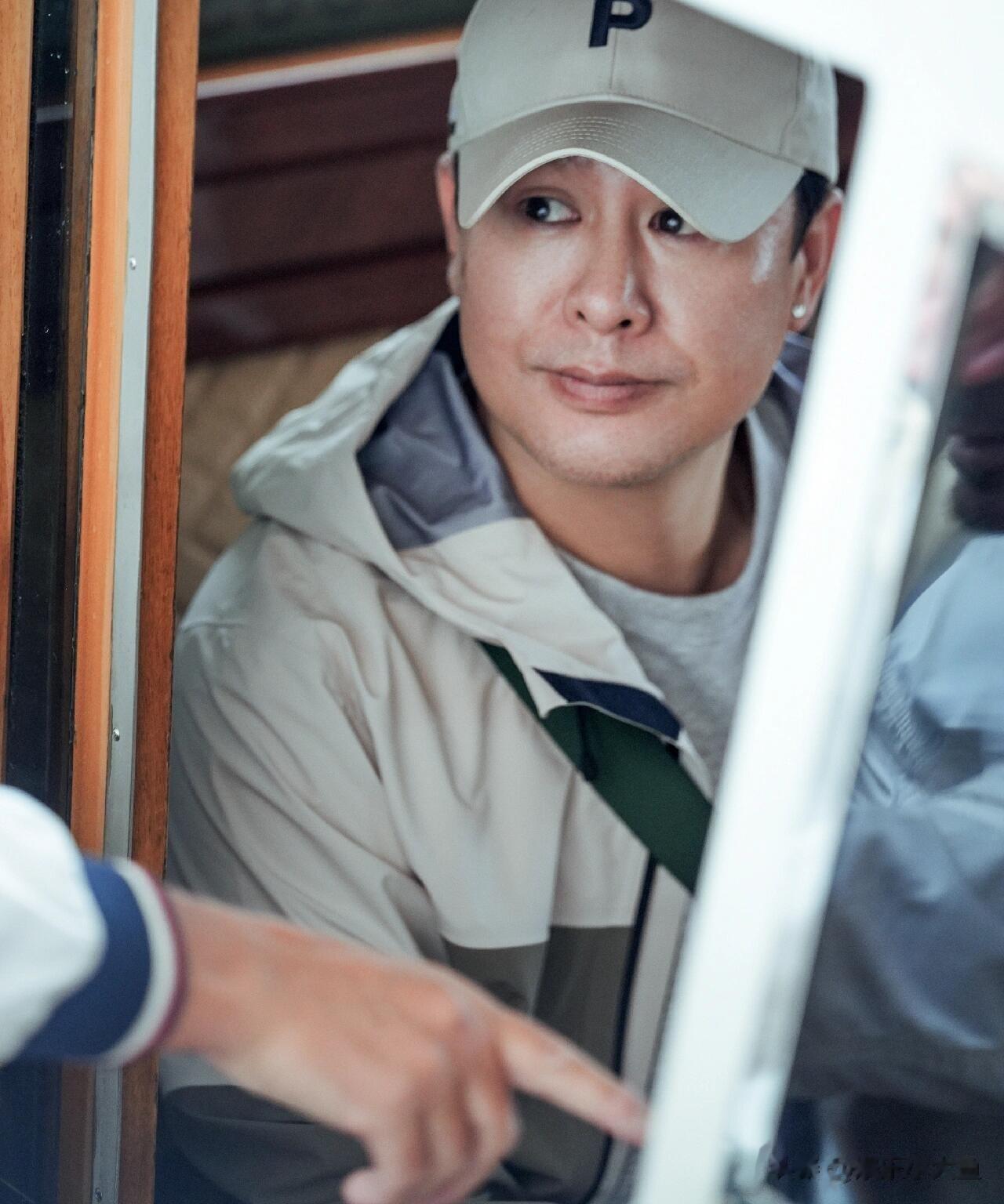 张颂文最新机场路透照,穿拼色冲锋衣戴着耳钉,看上去老了好多!